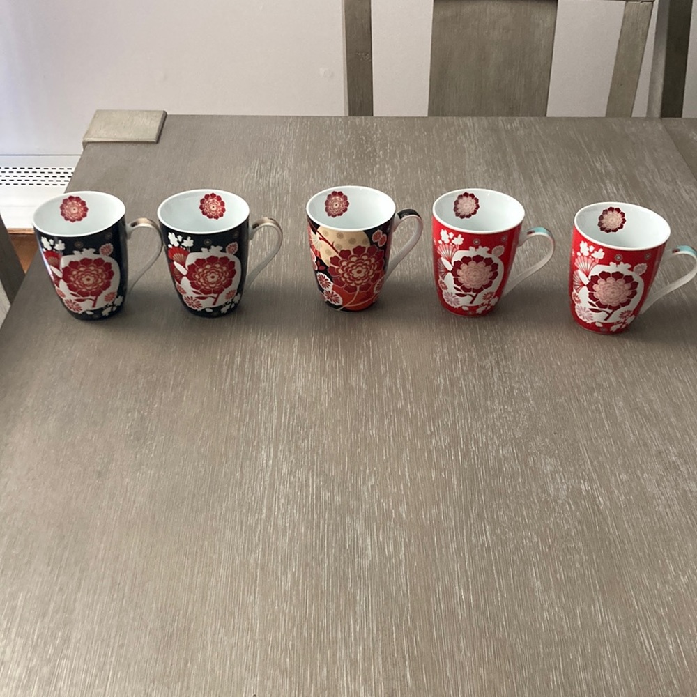 Set of 5 decorative mugs